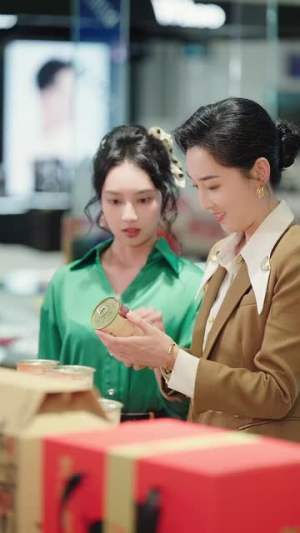 穿到八零我靠喂猪养全村（61集）穿越短剧