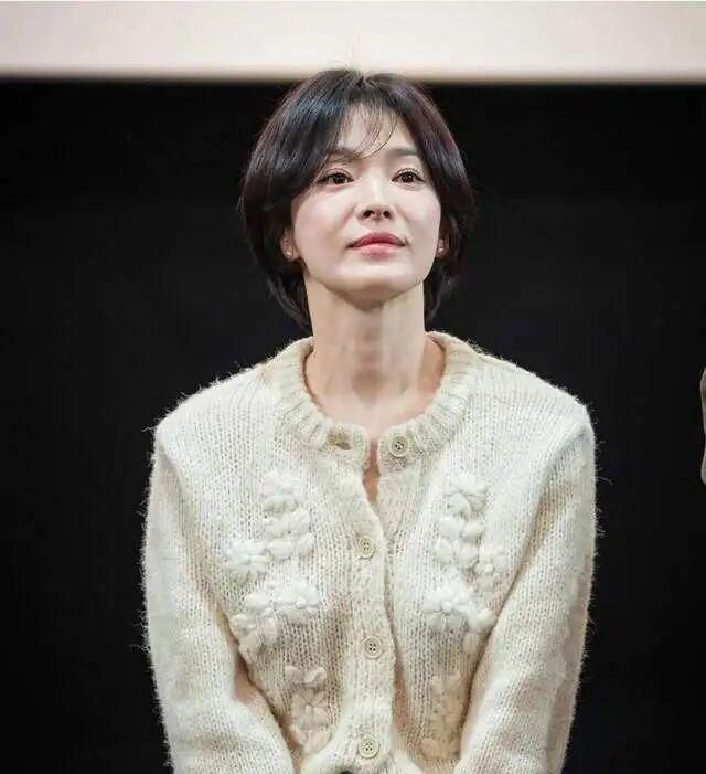 宋慧乔秋季穿搭:米白针织开衫配黑裤,松弛贵气好抄作业 宋慧乔_宋慧乔轻熟穿搭_宋慧乔秋冬毛衣阔腿裤