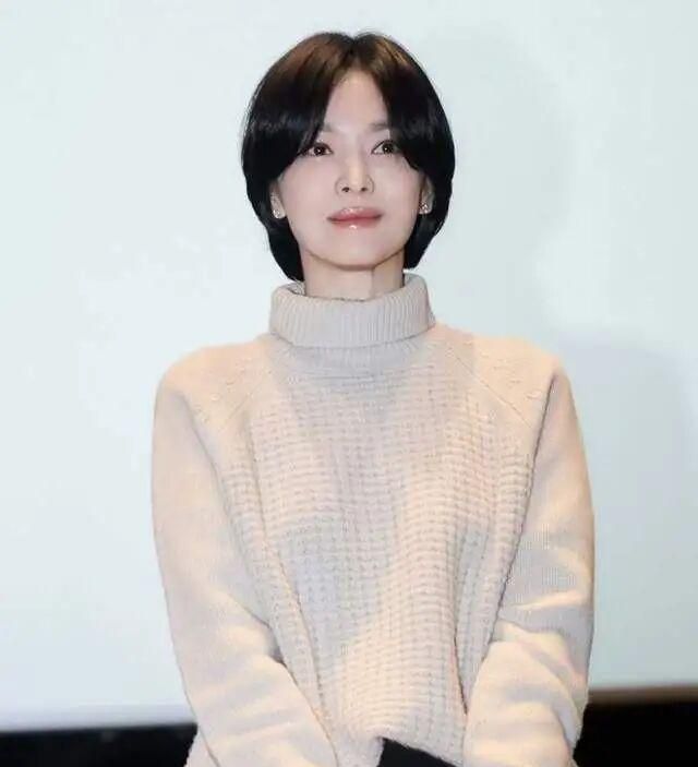 宋慧乔秋季穿搭:米白针织开衫配黑裤,松弛贵气好抄作业 宋慧乔_宋慧乔秋冬毛衣阔腿裤_宋慧乔轻熟穿搭