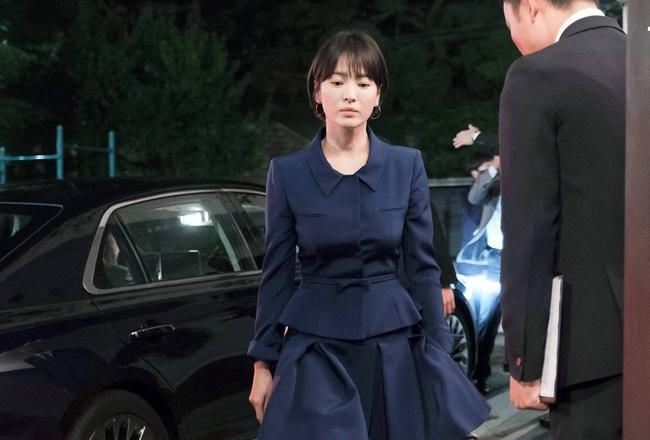 宋慧乔秋季穿搭:米白针织开衫配黑裤,松弛贵气好抄作业 宋慧乔轻熟穿搭_宋慧乔_宋慧乔秋冬毛衣阔腿裤