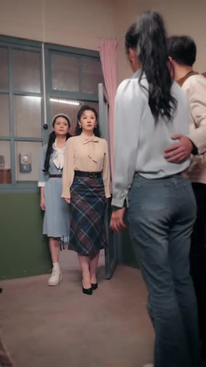 闪婚八零，我的会长夫人靠摆摊起家（60集）逆袭短剧