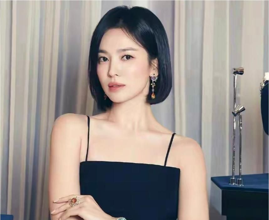 宋慧乔回归黑长直!搭配纯白造型,告别短发凌厉感优雅气质拉满 宋慧乔_宋慧乔黑长直搭配白色套装_宋慧乔长发回归温柔气质